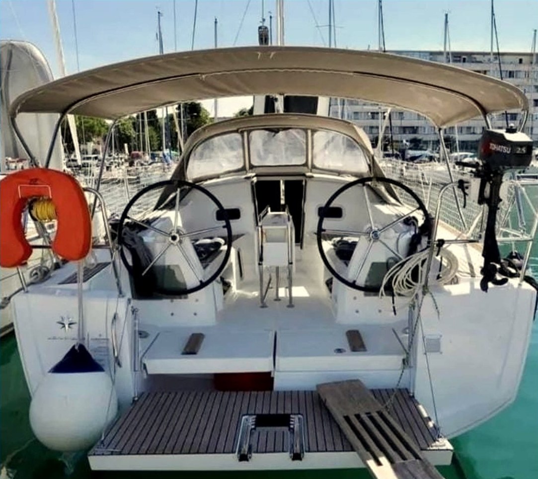Voilier de croisière de 10 mètres, trois cabines, à quai.